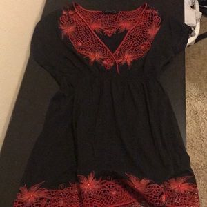 Small flower detail short sleeve black shirt.